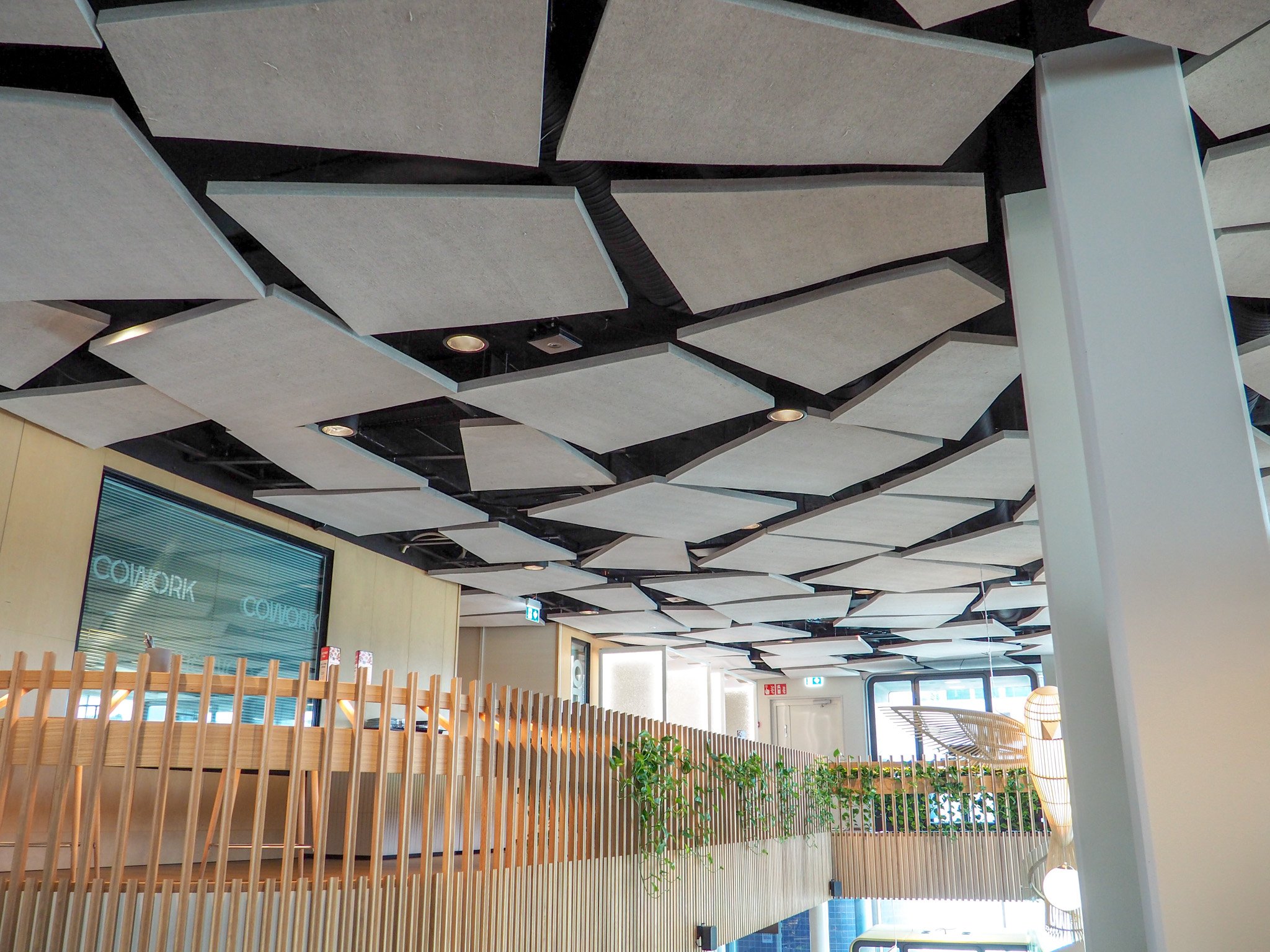 Lesen Sie mehr über den Artikel Bürogebäude in Finnland | polygonale Akustikplatten
